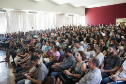 Imagem: Seminário de abertura das atividades dos programas ocorreu no auditório da Faculdade de Direito (Foto: Ribamar Neto/UFC)