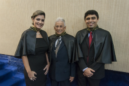 Imagem: A Profª Lucicléia Barros, o presidente da ACECI, José Albérsio de Araújo, e o Prof. Antonio Gomes, todos em pé (Foto: Viktor Braga/UFC)
