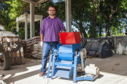 Imagem: Foto do pesquisador Francisco Ronaldo Belem, que desenvolveu uma máquina fatiadora de palma em sua pesquisa de doutorado
