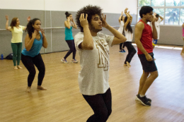 Imagem: O projeto Educadance leva a dança para locais onde ela possa desenvolver-se como prática de atividade física e artística (Foto: Divulgação)