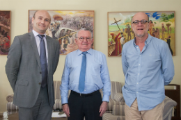 Imagem: Prof. Henry Campos, Prof. Soares e Vincent Nedelec em pé no gabinete da Reitoria