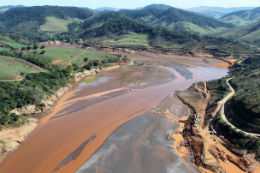 Imagem: A tragédia ocorrida em Minas Gerais gerou a degradação do Rio Doce e até hoje tem consequências (Foto: Ibama)