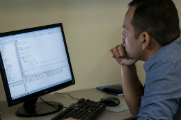 Imagem: Homem em frente a um computador pessoal