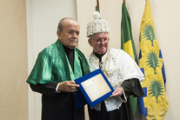 Imagem: Foto do Prof. Henry entregando o título ao prof. Pedro Henrique