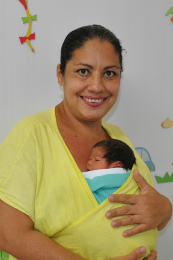Imagem: Mãesegurando bebê recém-nascido junto ao peito