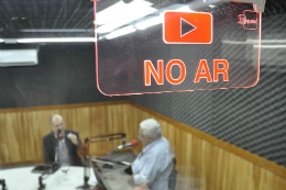 Imagem: Bastidor de um programa de entrevistas na rádio Universitária FM 107,9
