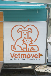 Imagem: A equipe do Vetmóvel fez a castração e vacinação apenas de cães e gatos que vivem no Campus (Foto: Ribamar Neto/UFC)