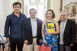 Imagem: Foto em que aparecem, da esquerda para a direita, vice-reitor Custódio Almeida, Igor Queiroz Barroso, Nathália Cardoso Maciel e reitor Henry Campos