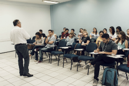 Imagem: O professor Jorge Duarte em frente aos alunos do curso