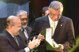 Imagem: O troféu do Prof. Odorico de Moraes foi entregue pelo prefeito Roberto Cláudio (Foto: reprodução/TV Verdes Mares)
