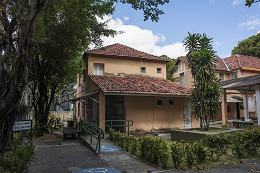 Imagem: Foto da fachada da Casa de Cultura Portuguesa, com árvores à frente