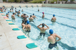 Imagem: Alunos nadam na piscina do Campus do Pici