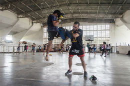 Imagem de jovens praticando Muay Thai