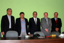 Imagem: O Prof. Antônio Barroso Lima (centro), junto com os membros da Comissão Especial de Avaliação (Foto: Mário Porto)