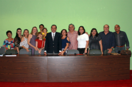 Imagem: O Prof. Antônio Barroso Lima ao lado de familiares e amigos (Foto: Mário Porto)