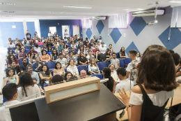 Imagem: Dezenas de pessoas sentadas em cadeiras de um auditório (Imagem: Viktor Braga)