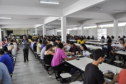 Imagem: Foto do refeitório do Campus do Pici, com alunos sentados às mesas e um segurando bandeja 