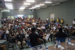 Imagem: Integrantes da Administração Superior, professores e alunos lotaram o auditorio do Centro de Ciências (Foto: Viktor Braga/UFC)