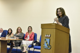 Foto da Profª Maria de Fátima Ximenes (UFRN) discursando no púlpito