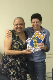 Imagem: Profª Elidihara Trigueiro (à esquerda, ao lado da Profª Simone Borges) destaca construção coletiva do evento (Foto: Mônica Lucas)