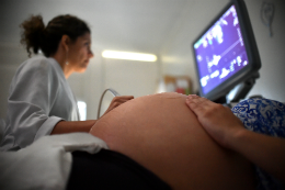 Imagem: Grávida durante exame de ultrassonografia com profissional da saúde (Foto: André Borges/Agência Brasília)