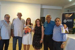 Imagem:  O CCA foi representado na solenidade por sua diretora, a Profª Sônia Maria Pinheiro Oliveira (de branco, ao centro) (Foto: Divulgação)