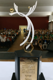 Imagem: Troféu da Olimpíada Brasileira do Ensino Superior de Química (Foto: Divulgação)