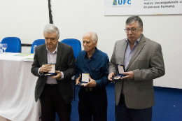 Imagem: Os agraciados da edição de 2018 da Medalha Engenheiro Paulo de Frontin: Ariosto Holanda, José Maria de Sales Andrade Neto e Francisco de Queiroz Maia Júnior (Foto: Ribamar Neto/UFC)