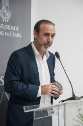 Imagem: Foto do prof. José Soares falando ao microfone 