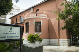 Imagem: Foto da fachada da Casa de Cultura Francesa com placa à frente do prédio onde se lê "Centro de Humanidades - Casa de Cultura Francesa)