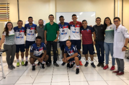 Imagem: Foto de equipe do Laboratório de Análise do Movimento Humano e de atletas do time do Fortaleza