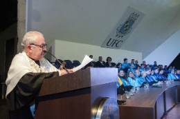 Imagem: Reitor da UFC discursa no púlpito da Concha Acústica. Ao fundo, professores, sentados, prestam atenção na fala