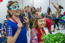 Imagem: Foto de servidoras aposentadas na festa de carnaval do ano de 2018