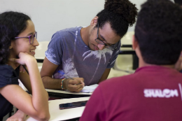 Imagem: estudantes sentados conversando em uma sala de aula (Imagem: Divulgação/EIDEIA)