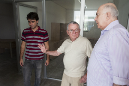 Imagem: Reitor visitando salas das futuras instalações do Instituto Confúcio ao lado dos professores Almir Bittencourt e Roberto Vieira (Foto: Viktor Braga/UFC)