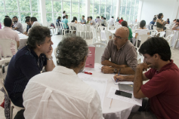 Imagem: Grupos se reuniram no Centro de Convivência do Campus do Pici para discutir o futuro do Estado (Foto: Viktor Braga/UFC)