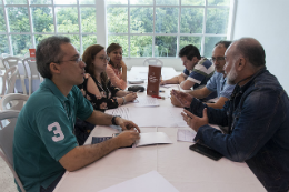 Imagem: Grupos se reuniram no Centro de Convivência do Campus do Pici para discutir o futuro do Estado (Foto: Viktor Braga/UFC)