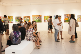 Foto do público presente na abertura da exposição no MAUC