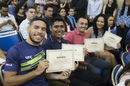 Imagem: Setenta e quatro estudantes recém-formados pela UFC receberam a honraria (Foto: Viktor Braga/UFC)