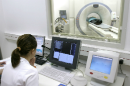 Imagem: Médica manipula equipamento de ressonância magnética