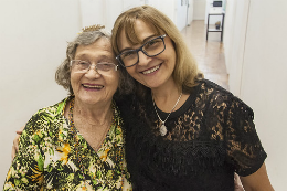 Imagem: Foto de duas servidoras aposentadas se abraçando, lado a lado