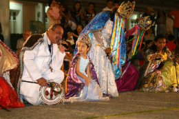 Imagem: Integrantes do Cordão do Caroá em festa do Dia de Reis, na Reitoria (Foto: Arlindo Barreto/UFC)