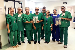 Imagem: Prof. Leonardo Bezerra (terceiro, da esquerda para a direita) compôs a equipe responsável pelo procedimento cirúrgico, em São Paulo (Foto: divulgação)