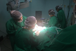 Imagem: Cirurgiões atuando durante o primeiro implante coclear do HUWC (Foto: Divulgação/HUWC)