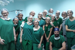 Imagem: Equipe multidisciplinar que participou, em centro cirúrgico, do primeiro implante coclear do HUWC (Foto: Divulgação/HUWC)