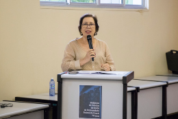 Foto da Professora Valéria Góes discursando no púlpito