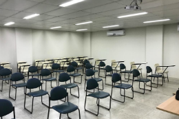 Imagem: Foto de sala de aula com cadeiras vazias dispostas em ordem classe