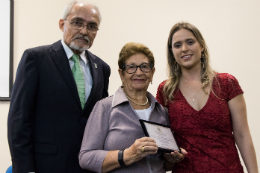 Família do Prof. Lusmar Veras recebendo placa de homenagem