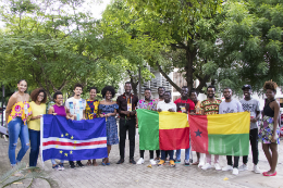 Imagem: Foto de grupo de estudantes do PEC-G segurando bandeiras de Benin, Guiné Bissau e Cabo Verde