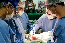 Imagem: Cirurgiões com o útero exposto (Foto: Nilfácio Prado)